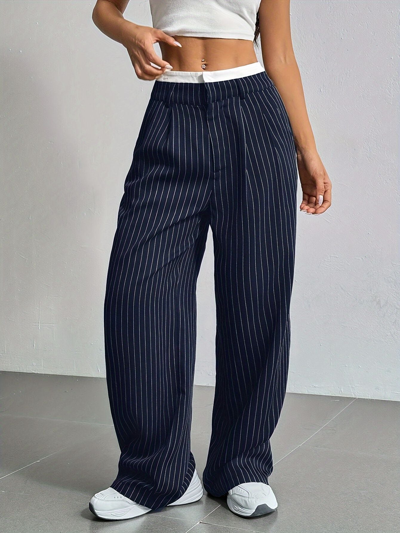 Pantalones anchos modernos con diseño de stripes