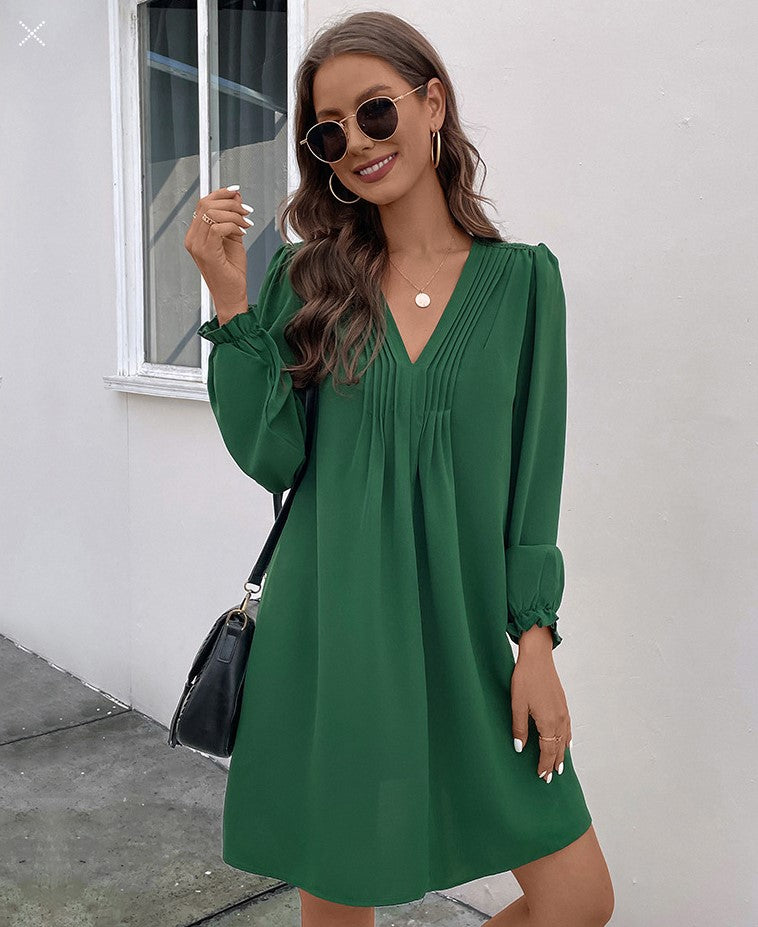 Vestido corto verde, con cuello en V y manga larga