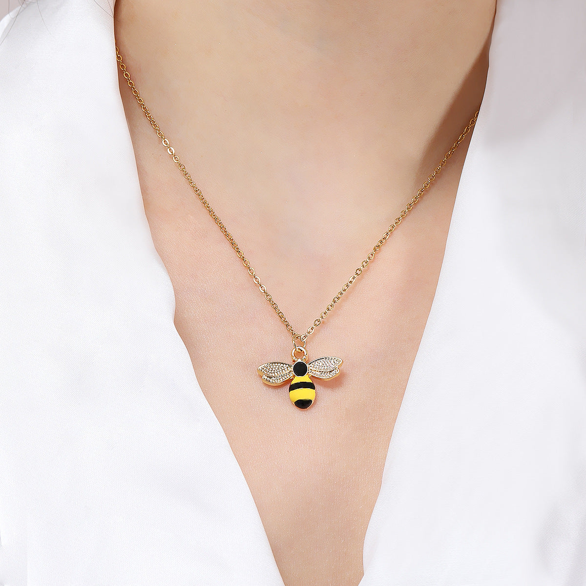 Collar en forma de abeja