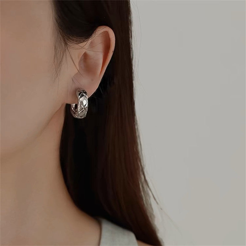 Aretes con diseño de patrón de diamante redondo