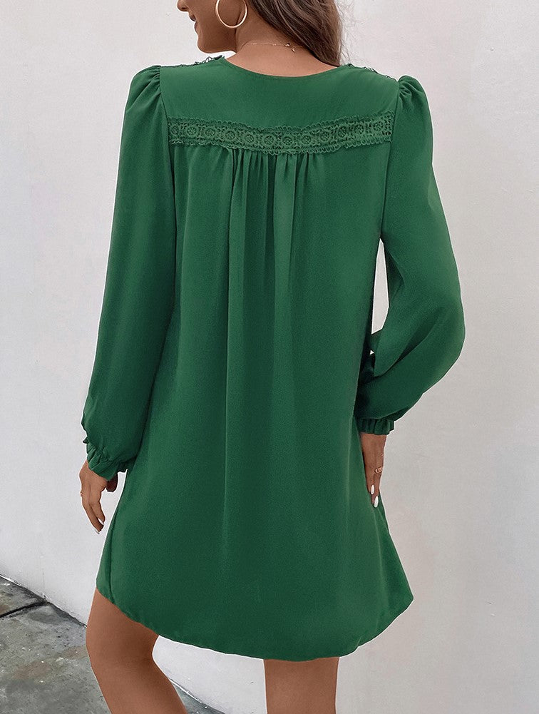 Vestido corto verde, con cuello en V y manga larga