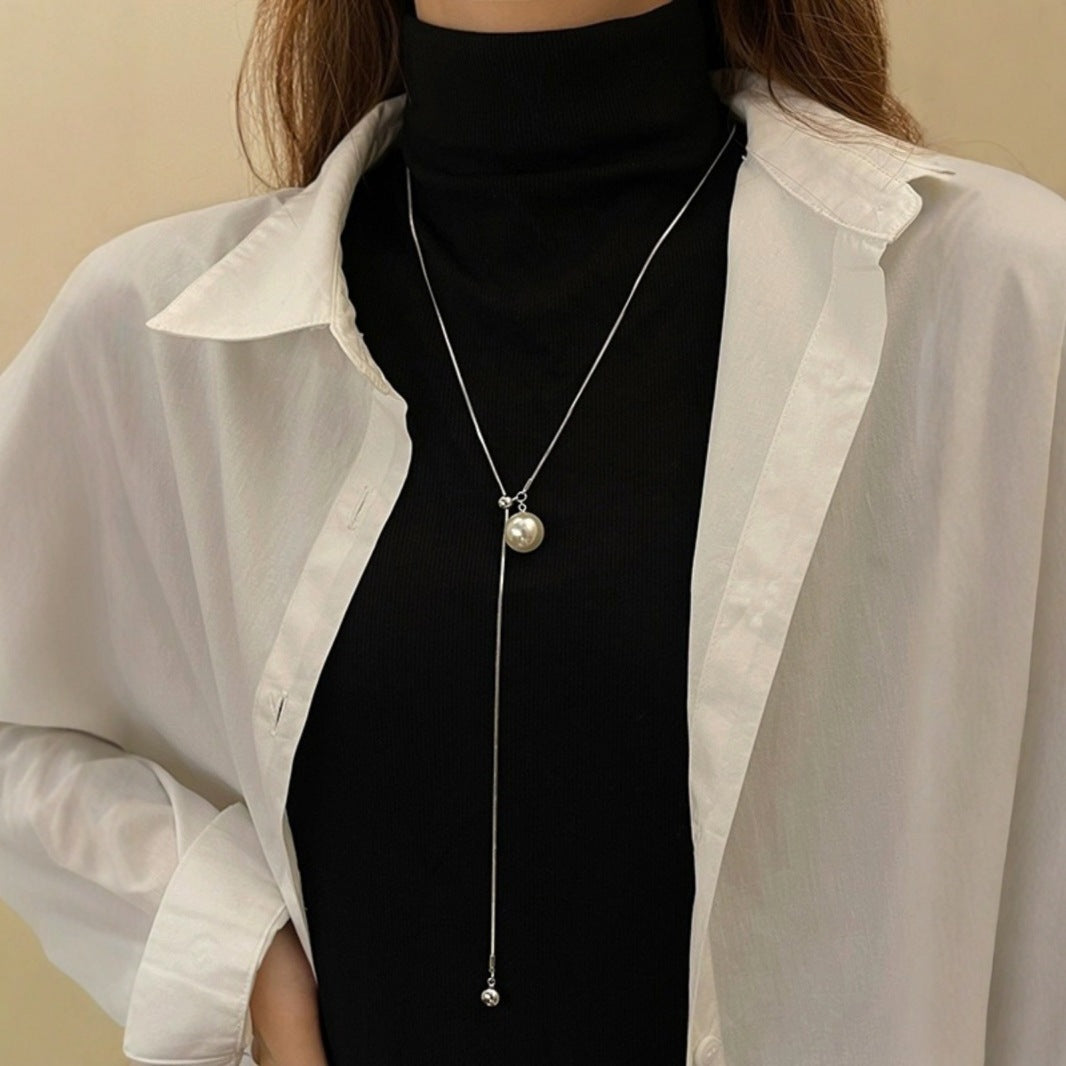 Collar de perla blanca con cadena larga