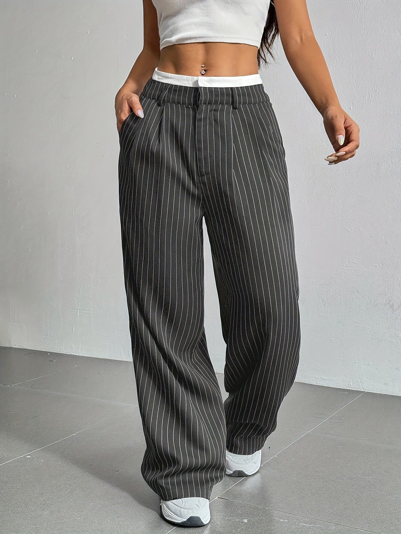 Pantalones anchos modernos con diseño de stripes