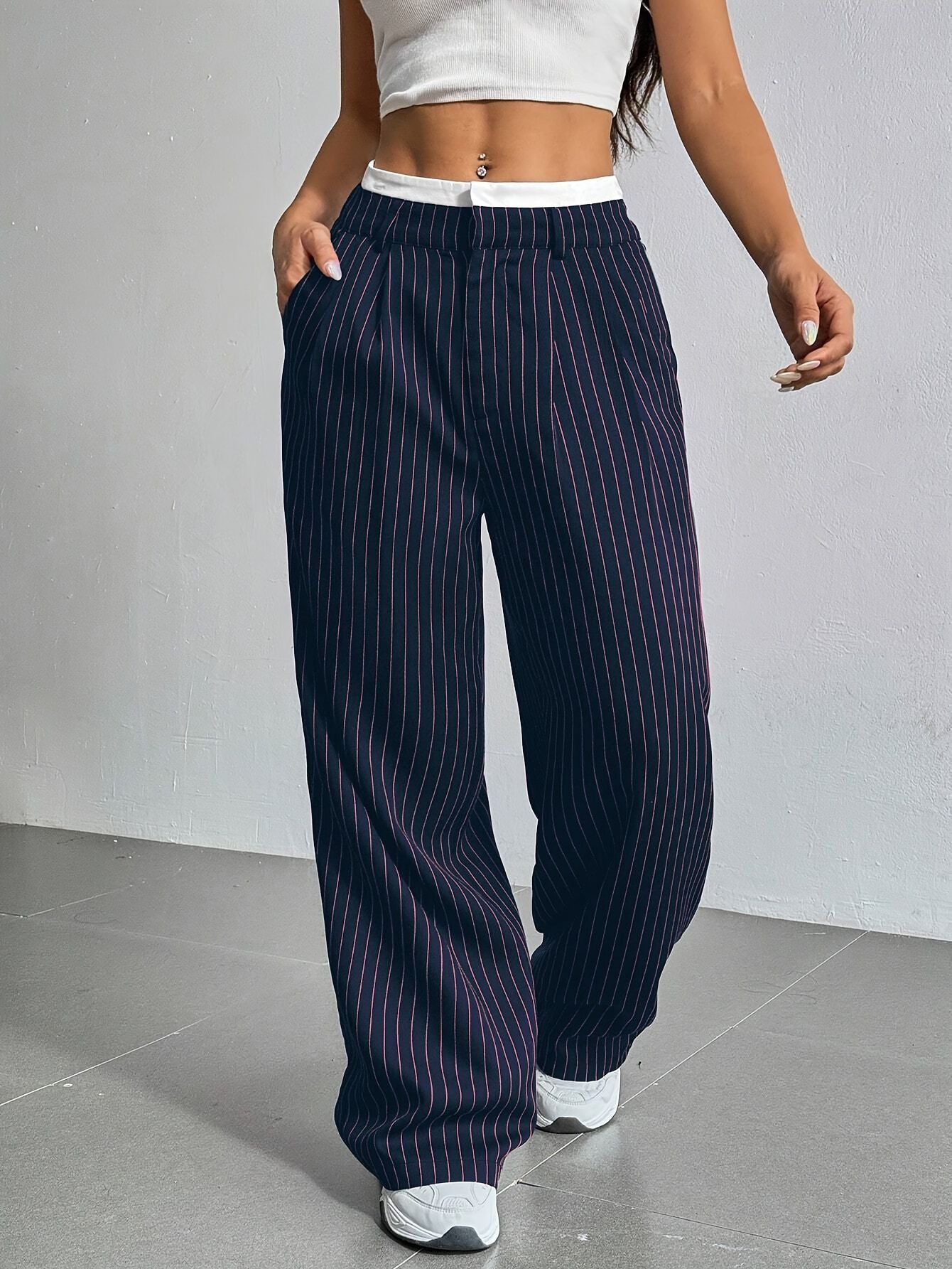 Pantalones anchos modernos con diseño de stripes