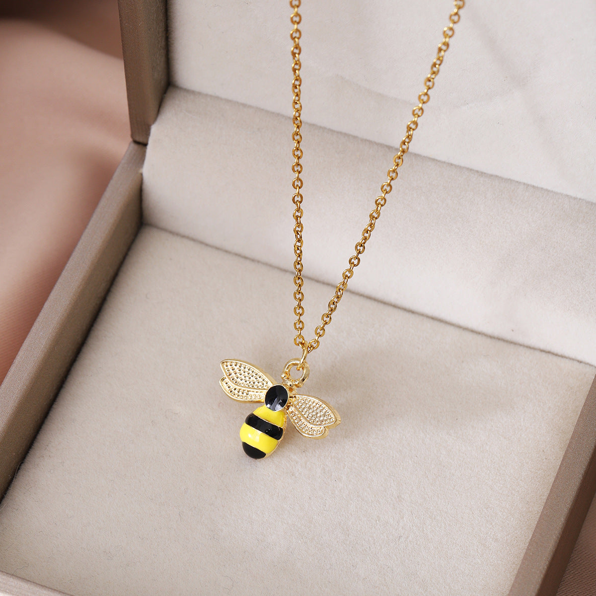 Collar en forma de abeja